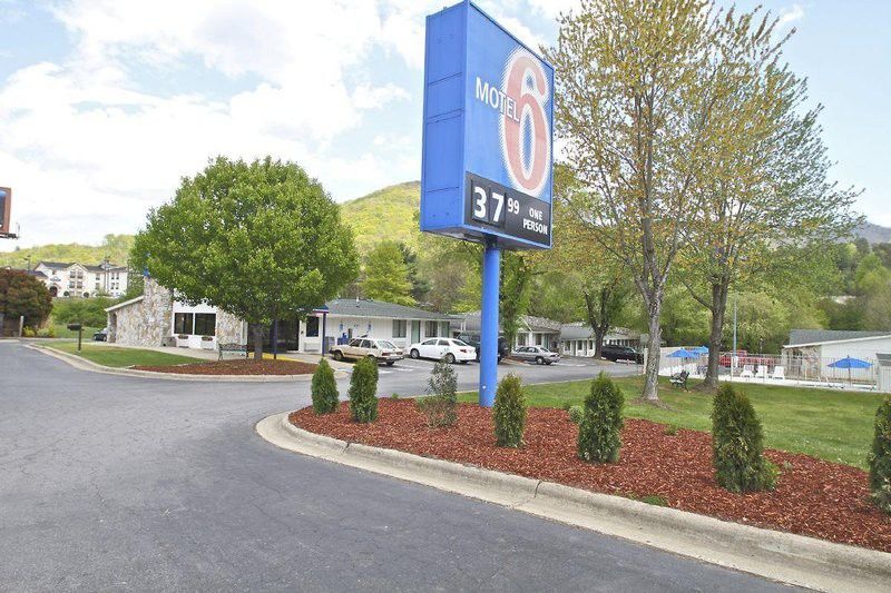 Super 8 By Wyndham Asheville/Biltmore Exterior photo